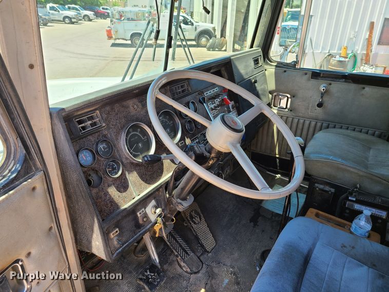 image for item K5940 1987 Kenworth T600  semi truck