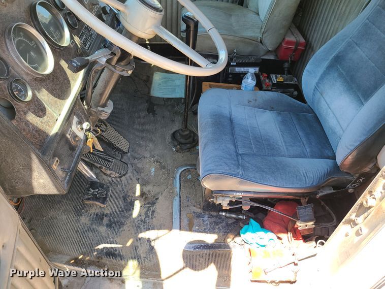 image for item K5940 1987 Kenworth T600  semi truck