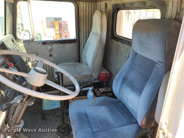 image for item K5940 1987 Kenworth T600  semi truck