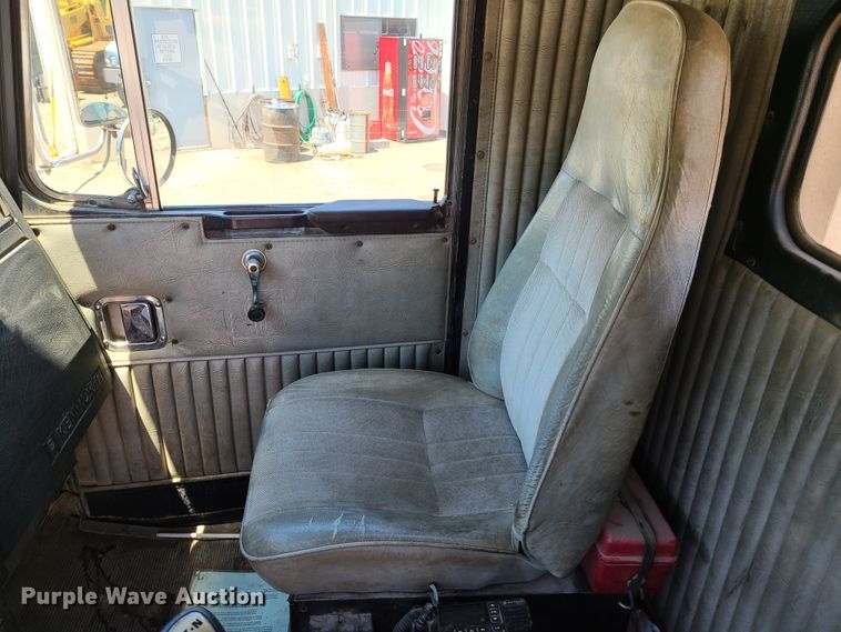 image for item K5940 1987 Kenworth T600  semi truck