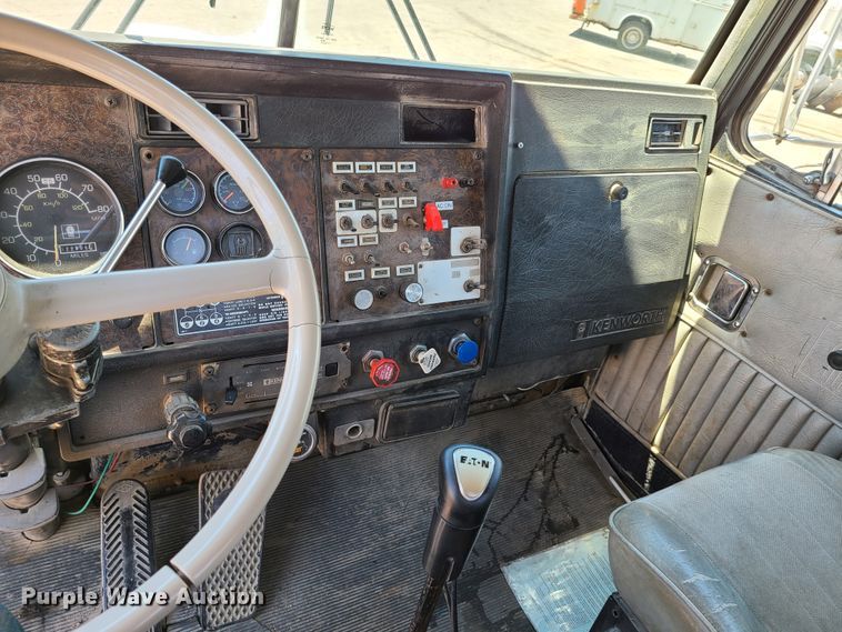 image for item K5940 1987 Kenworth T600  semi truck
