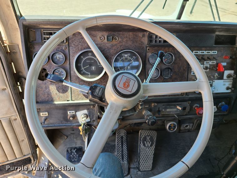 image for item K5940 1987 Kenworth T600  semi truck