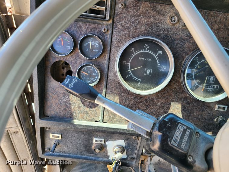 image for item K5940 1987 Kenworth T600  semi truck
