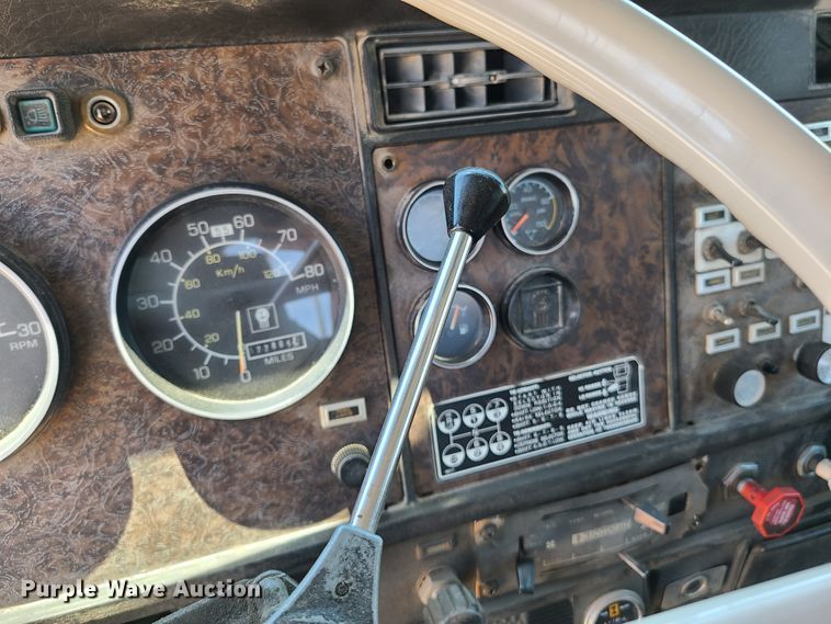 image for item K5940 1987 Kenworth T600  semi truck