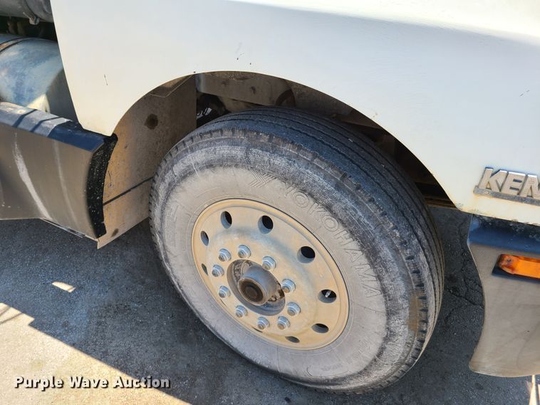 image for item K5940 1987 Kenworth T600  semi truck