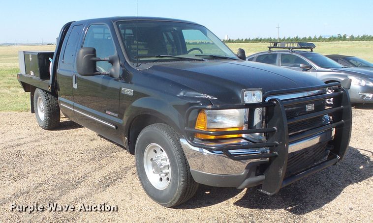 image for item DD0431 2000 Ford F250 Super Duty XLT  SuperCab flatbed pickup truck