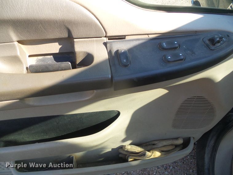 image for item DD0431 2000 Ford F250 Super Duty XLT  SuperCab flatbed pickup truck