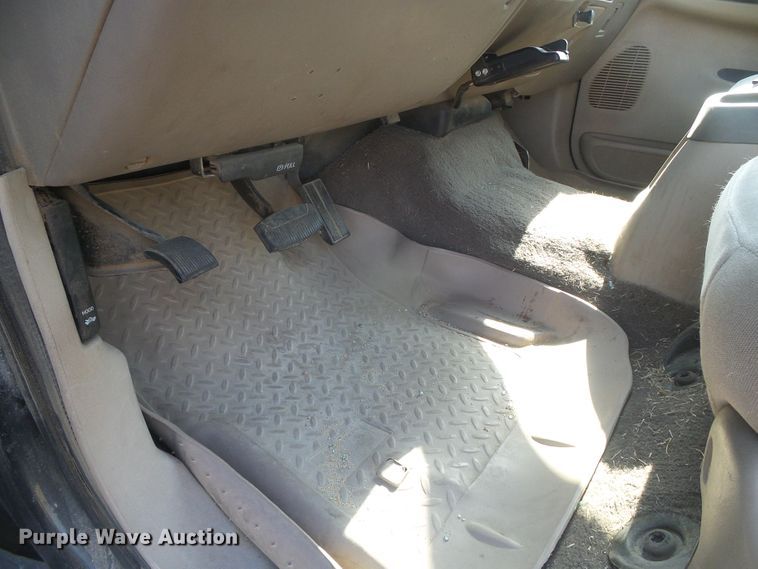 image for item DD0431 2000 Ford F250 Super Duty XLT  SuperCab flatbed pickup truck