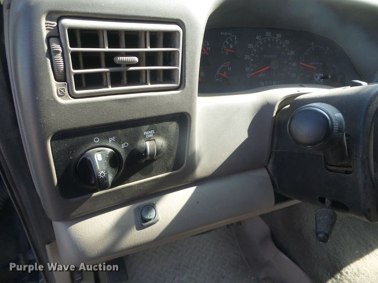 image for item DD0431 2000 Ford F250 Super Duty XLT  SuperCab flatbed pickup truck