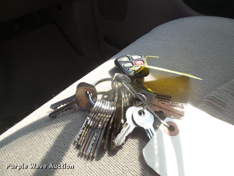 image for item DD0431 2000 Ford F250 Super Duty XLT  SuperCab flatbed pickup truck