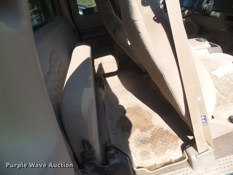 image for item DD0431 2000 Ford F250 Super Duty XLT  SuperCab flatbed pickup truck