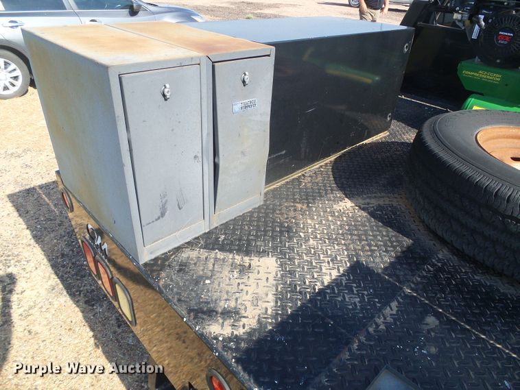 image for item DD0431 2000 Ford F250 Super Duty XLT  SuperCab flatbed pickup truck