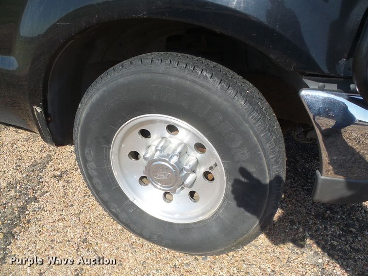 image for item DD0431 2000 Ford F250 Super Duty XLT  SuperCab flatbed pickup truck