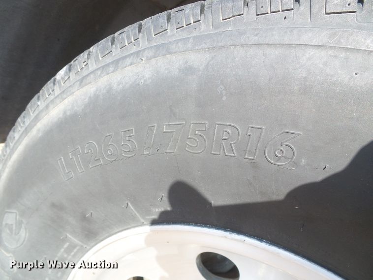 image for item DD0431 2000 Ford F250 Super Duty XLT  SuperCab flatbed pickup truck