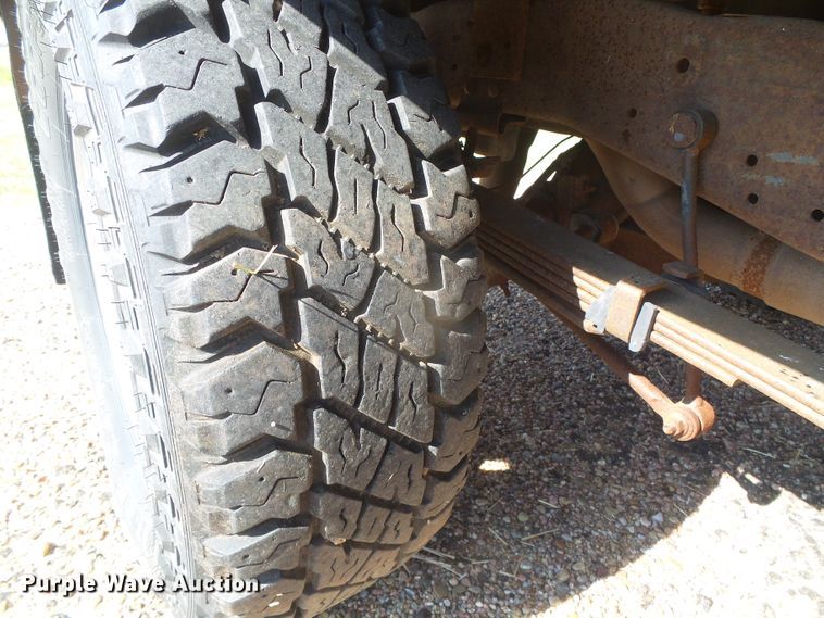 image for item DD0431 2000 Ford F250 Super Duty XLT  SuperCab flatbed pickup truck