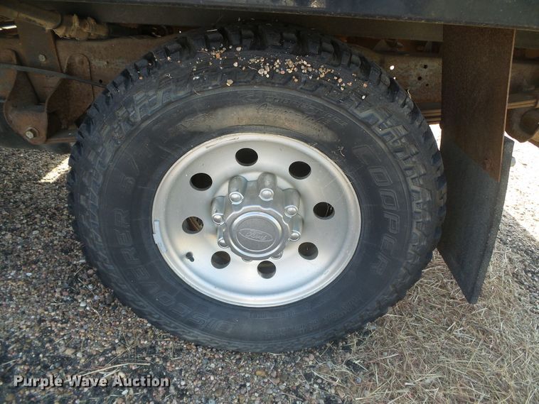 image for item DD0431 2000 Ford F250 Super Duty XLT  SuperCab flatbed pickup truck