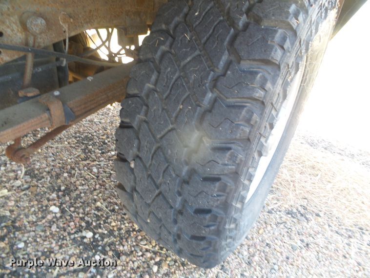 image for item DD0431 2000 Ford F250 Super Duty XLT  SuperCab flatbed pickup truck