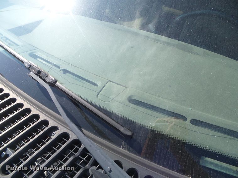 image for item DD0431 2000 Ford F250 Super Duty XLT  SuperCab flatbed pickup truck