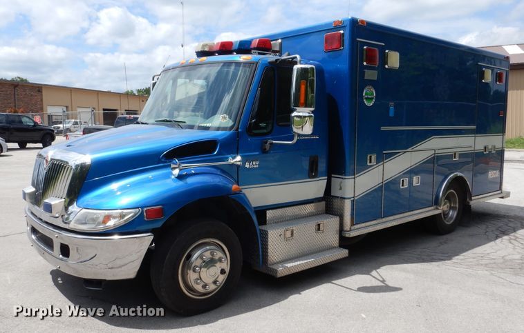 image for item DD2532 2002 International 4300  ambulance