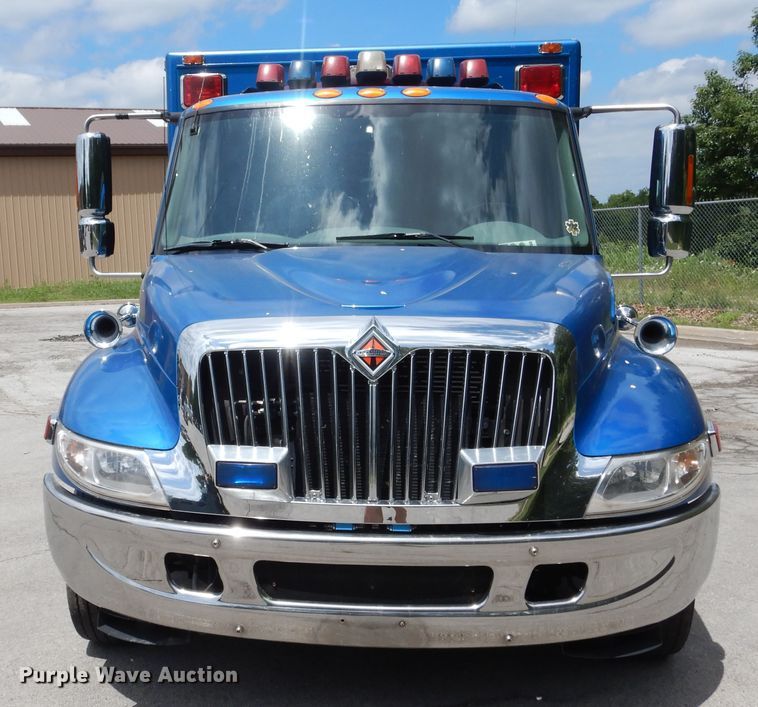 image for item DD2532 2002 International 4300  ambulance