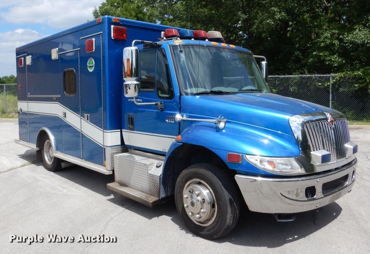 image for item DD2532 2002 International 4300  ambulance