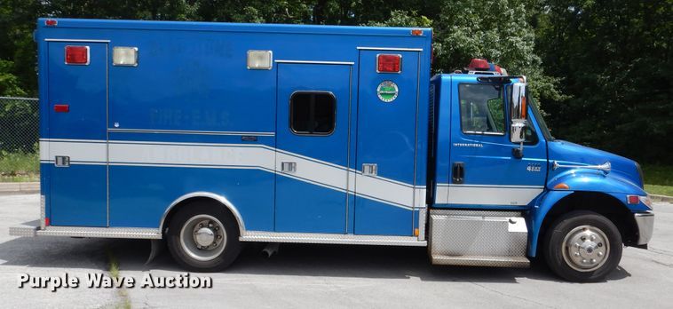 image for item DD2532 2002 International 4300  ambulance