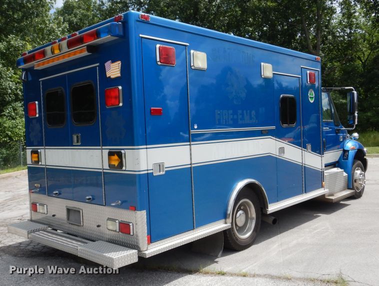 image for item DD2532 2002 International 4300  ambulance