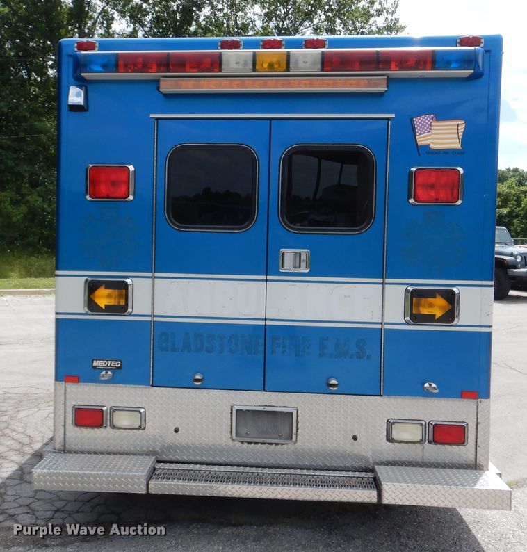 image for item DD2532 2002 International 4300  ambulance