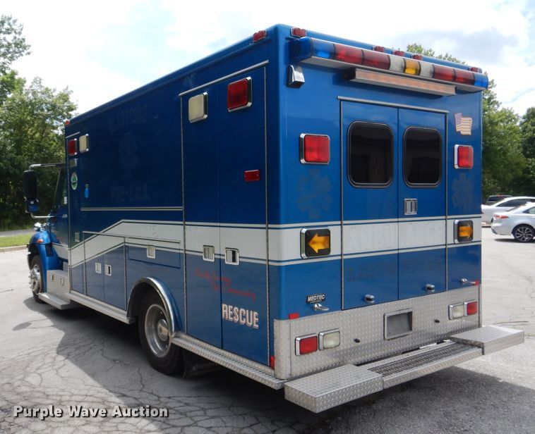 image for item DD2532 2002 International 4300  ambulance