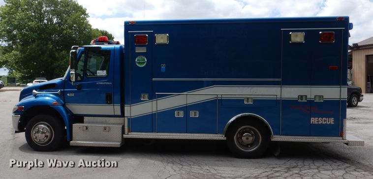 image for item DD2532 2002 International 4300  ambulance
