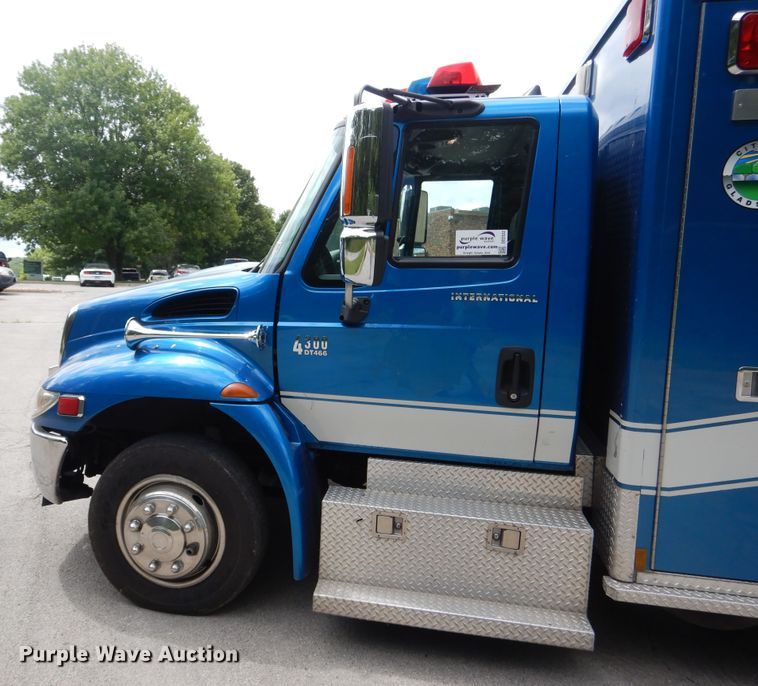 image for item DD2532 2002 International 4300  ambulance