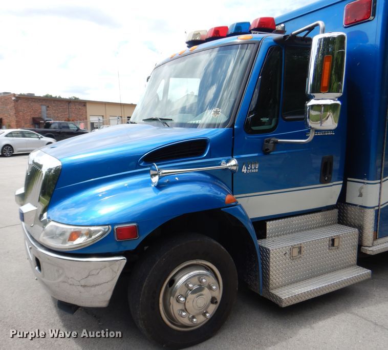 image for item DD2532 2002 International 4300  ambulance