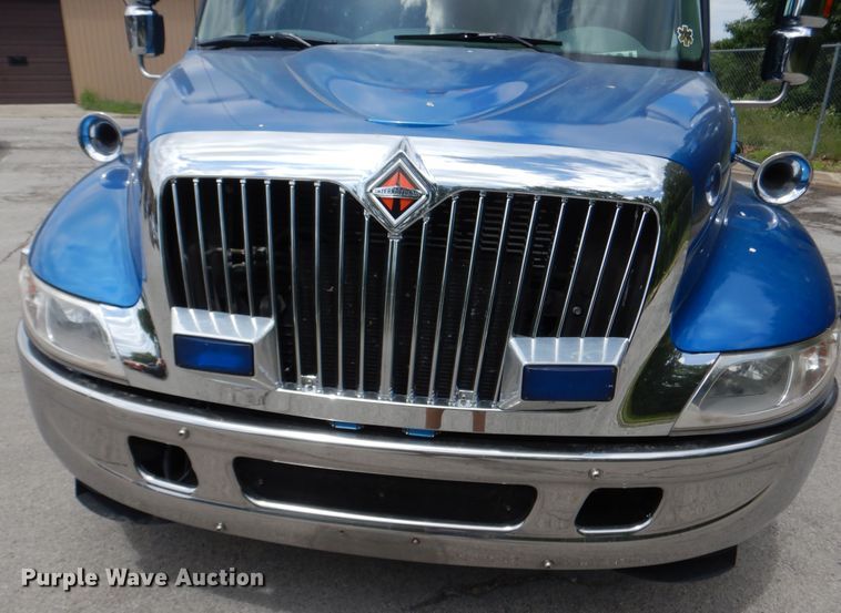 image for item DD2532 2002 International 4300  ambulance