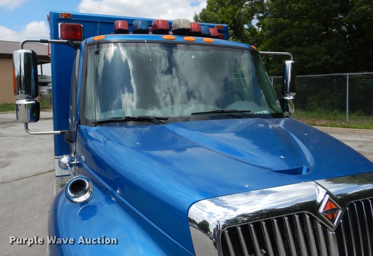 image for item DD2532 2002 International 4300  ambulance