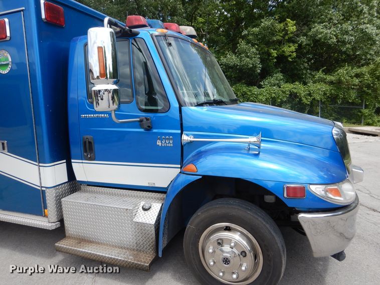 image for item DD2532 2002 International 4300  ambulance