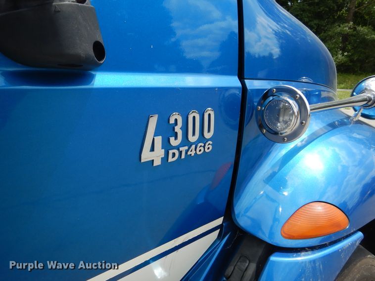 image for item DD2532 2002 International 4300  ambulance