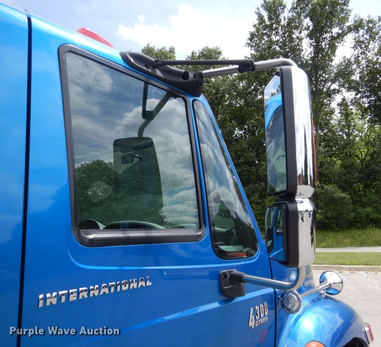 image for item DD2532 2002 International 4300  ambulance