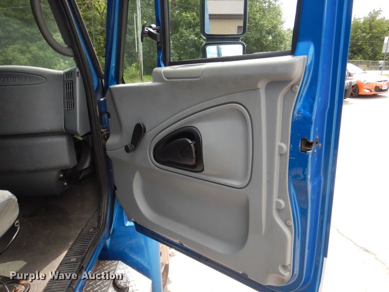 image for item DD2532 2002 International 4300  ambulance