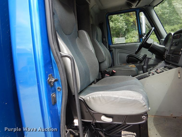 image for item DD2532 2002 International 4300  ambulance