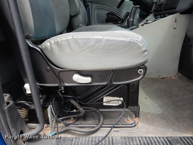 image for item DD2532 2002 International 4300  ambulance