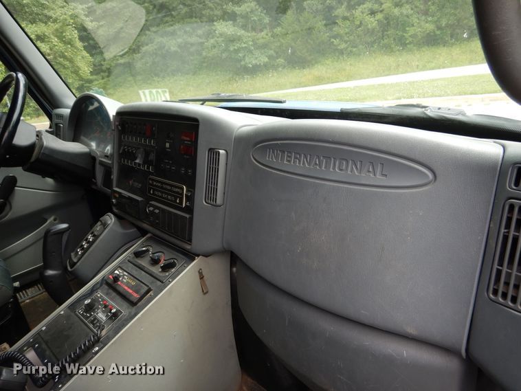 image for item DD2532 2002 International 4300  ambulance