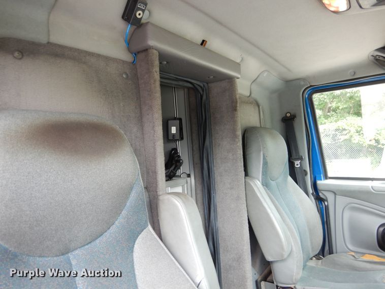 image for item DD2532 2002 International 4300  ambulance