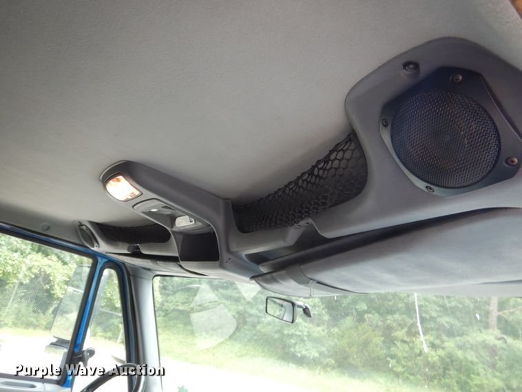 image for item DD2532 2002 International 4300  ambulance