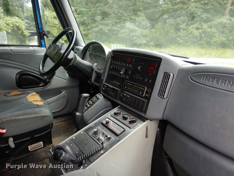 image for item DD2532 2002 International 4300  ambulance