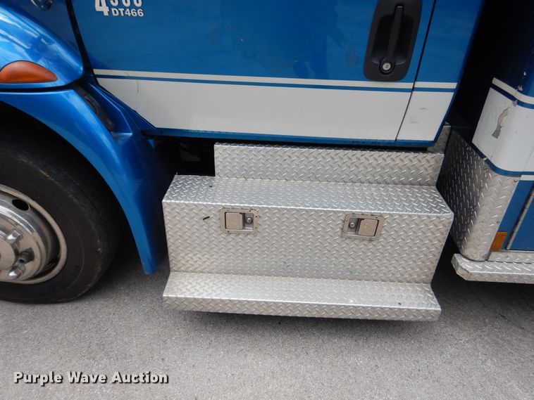 image for item DD2532 2002 International 4300  ambulance