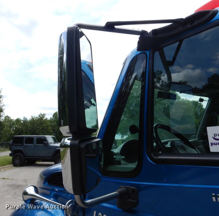 image for item DD2532 2002 International 4300  ambulance