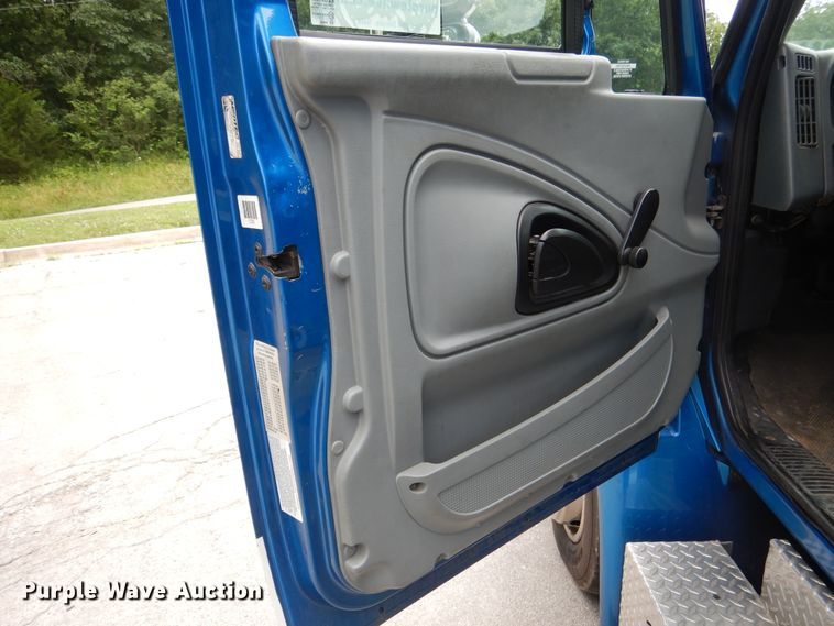 image for item DD2532 2002 International 4300  ambulance