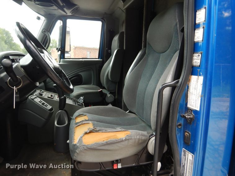 image for item DD2532 2002 International 4300  ambulance