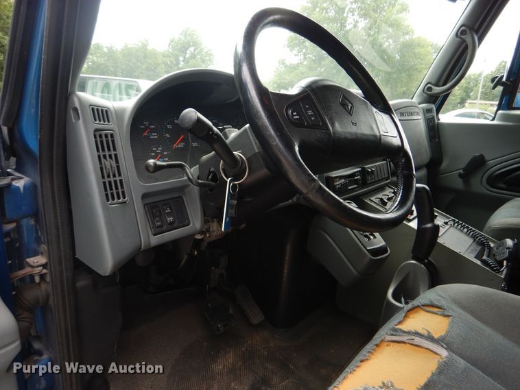 image for item DD2532 2002 International 4300  ambulance