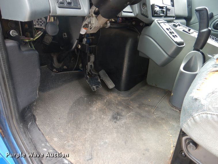 image for item DD2532 2002 International 4300  ambulance